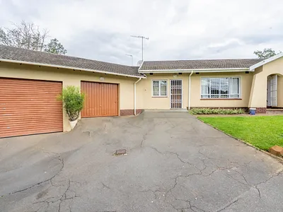 4 Bedroom House For Sale in Pinetown - lSfr.webp