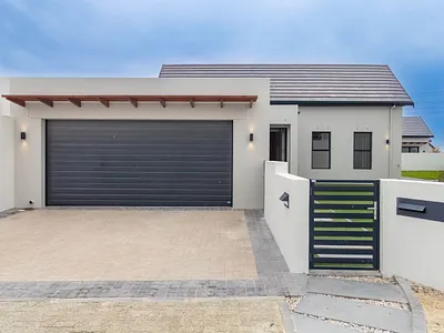 3 Bedroom House For Sale in Somerset West - xgHk.webp