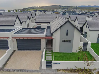 3 Bedroom House For Sale in Somerset West - euRx.webp