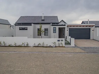 3 Bedroom House For Sale in Somerset West - ccDU.webp