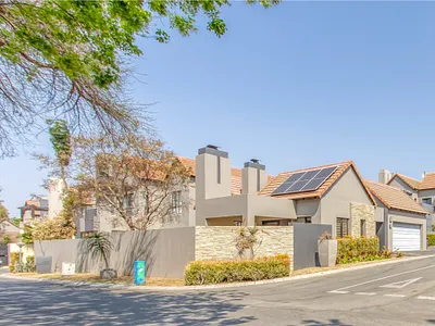 2 Bedroom Townhouse For Sale in Sandton - UU2o.webp