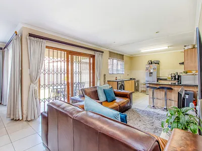 3 Bedroom Townhouse For Sale in Roodepoort - img
