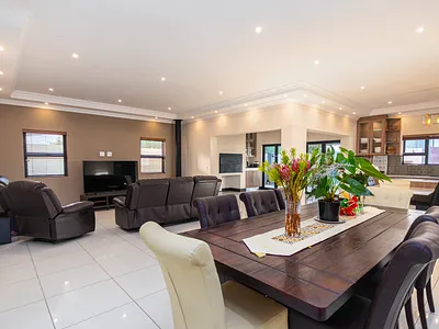 6 Bedroom House For Sale in Blouberg - yleJ.webp
