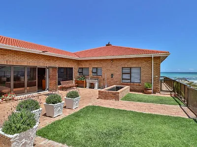 8 Bedroom House For Sale in Gansbaai - owke.webp