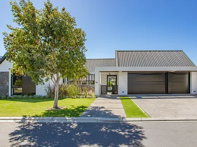 5 Bedroom House For Sale in Paarl - 4gQ8.webp