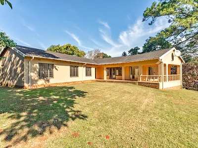 4 Bedroom House For Sale in Kloof - 2BqI.webp