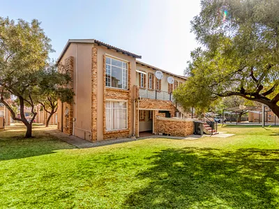 2 Bedroom Apartment For Sale in Roodepoort - y5AI.webp