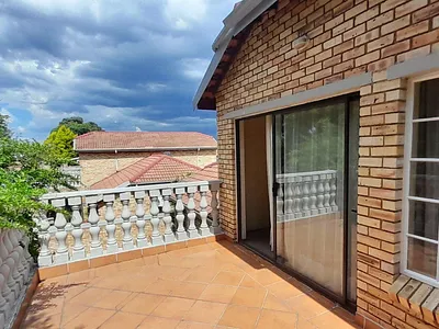 4 Bedroom Apartment For Sale in Randburg - 6XTa.webp