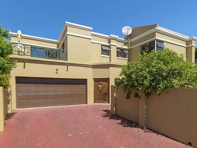 4 Bedroom House For Sale in Randburg - 8s2G.webp