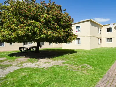 1 Bedroom Apartment For Sale in Somerset West - Y3oR.webp