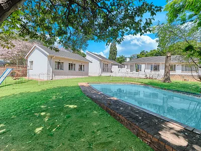 4 Bedroom House For Sale in Randburg - F8cC.webp
