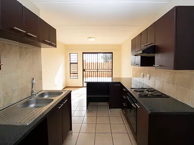 2 Bedroom Apartment For Sale in Roodepoort - img