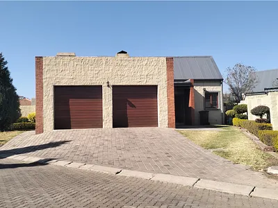 3 Bedroom Townhouse For Sale in Equestria, Pretoria - CEIW.webp
