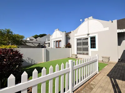 2 Bedroom House For Sale in Abbotsford, East London - cPOy.webp
