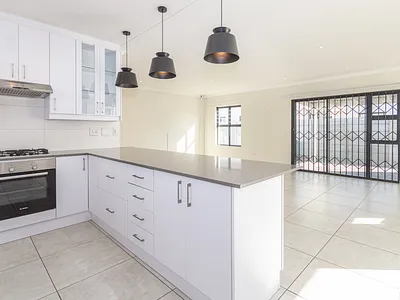 3 Bedroom House To Rent in Sunningdale, Blouberg - 4fr1.webp