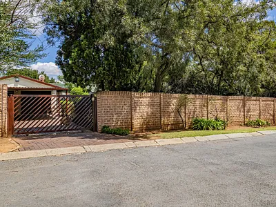 4 Bedroom House For Sale in Kempton Park - 9U3j.webp
