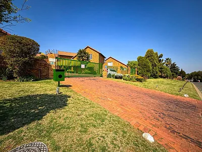 2 Bedroom Townhouse For Sale in Johannesburg - wZer.webp