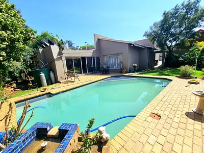 4 Bedroom House For Sale in Johannesburg - sEM0.webp