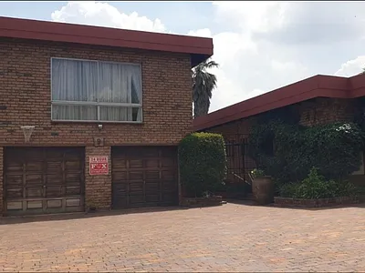 4 Bedroom House For Sale in Johannesburg - Z60e.webp
