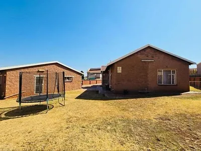 3 Bedroom House For Sale in Johannesburg - 5MLy.webp