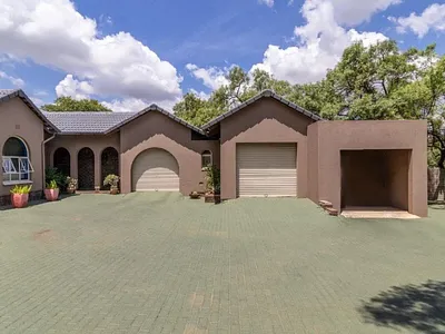 3 Bedroom House For Sale in Alberton - NMLe.webp