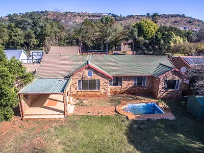 4 Bedroom House For Sale in Roodepoort - Z0Ln.webp