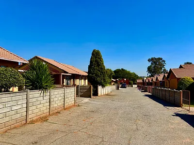 2 Bedroom Townhouse For Sale in Johannesburg - KmJL.webp