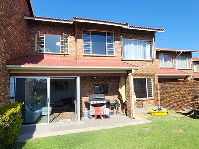 3 Bedroom Apartment For Sale in Alberton - rA5i.webp