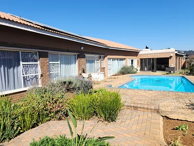 4 Bedroom House For Sale in Alberton - Uar2.webp