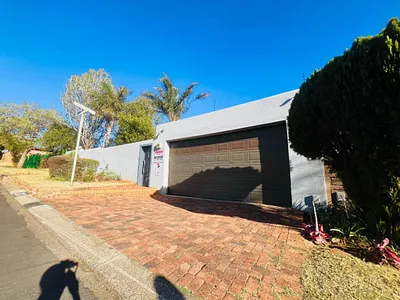 4 Bedroom House For Sale in Johannesburg - f4Oj.webp