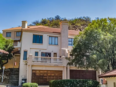 3 Bedroom Townhouse For Sale in Johannesburg - 6QXs.webp