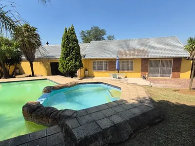 4 Bedroom House For Sale in Johannesburg - w881.webp