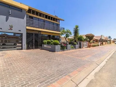 4 Bedroom House For Sale in Johannesburg - mzL3.webp