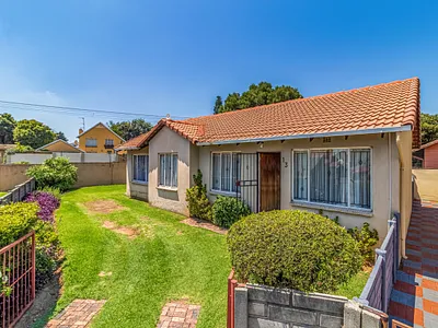 3 Bedroom Townhouse For Sale in Johannesburg - IJ1H.webp