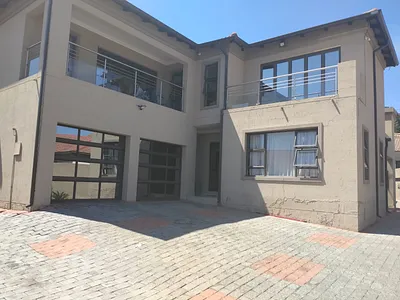 4 Bedroom House For Sale in Johannesburg - 8yAf.webp