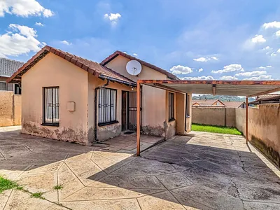 2 Bedroom House For Sale in Johannesburg - zavF.webp