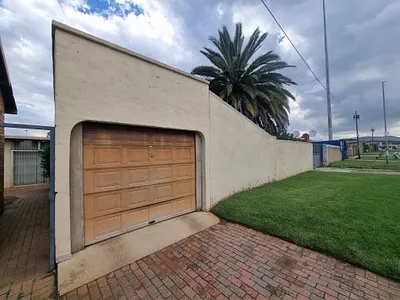 3 Bedroom House To Rent in Soweto - UnAf.webp