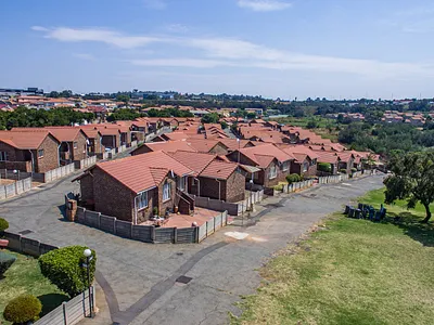 3 Bedroom Townhouse For Sale in Johannesburg - RDbo.webp