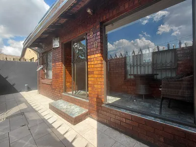 4 Bedroom House To Rent in Soweto - img