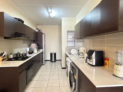 3 Bedroom Apartment To Rent in Johannesburg - r8C9.webp