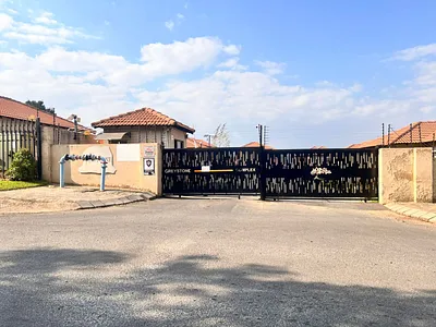 2 Bedroom Apartment For Sale in Roodepoort - OYAV.webp