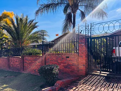 3 Bedroom House For Sale in Johannesburg - ZRjB.webp