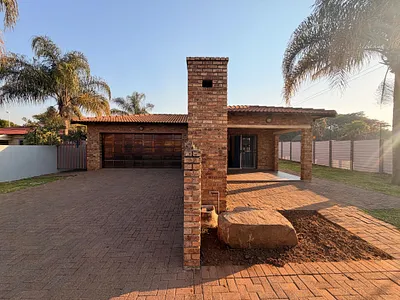 3 Bedroom Townhouse For Sale in Rustenburg - 5Ydh.webp