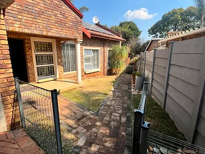 3 Bedroom Townhouse For Sale in Pretoria - XqK2.webp
