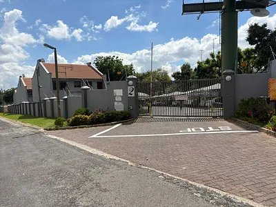 2 Bedroom Townhouse For Sale in Bedfordview - img