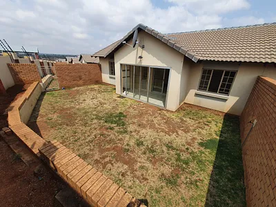 3 Bedroom Apartment For Sale in Midrand - YhTn.webp