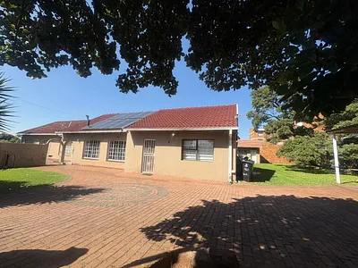 4 Bedroom House For Sale in Germiston - VgIU.webp