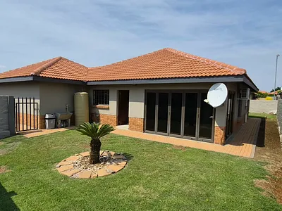 3 Bedroom House For Sale in Rustenburg - UMvk.webp
