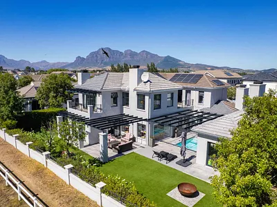 4 Bedroom House For Sale in Val de Vie Estate, Paarl - Oux3.webp