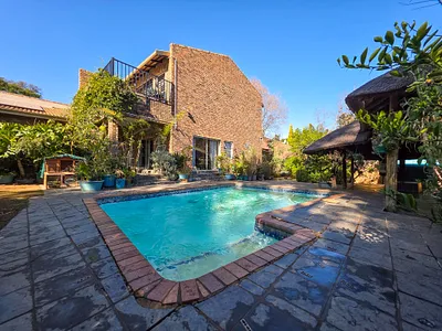 5 Bedroom Townhouse For Sale in Pretoria - KrqT.webp